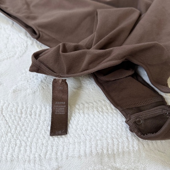 Skims Essential Thong Bodysuit - Picture 5 of 5